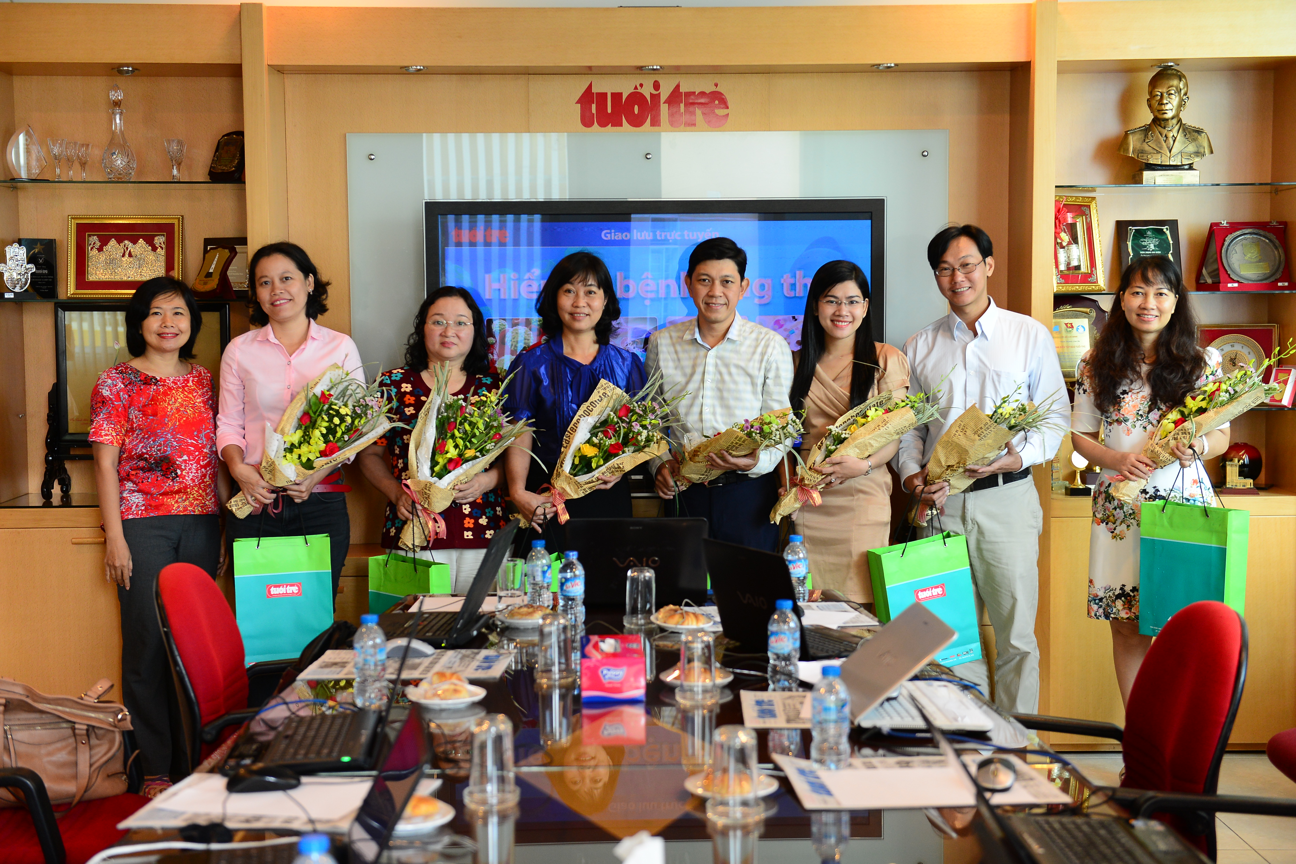 Chị Trương Bảo Châu - thư ký tòa soạn Tuổi Trẻ Online - tặng hoa cho các khách mời giao lưu trực tuyến